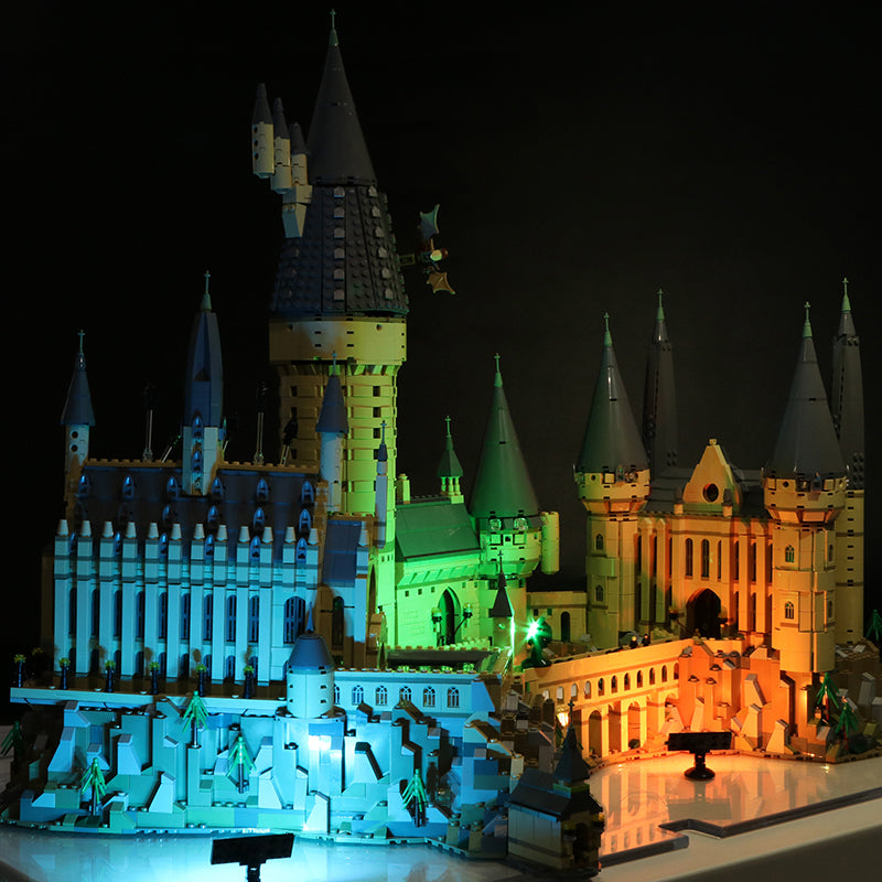 Beleuchtetes Lego Schloss Hogwarts vor dunklem Hintergrund