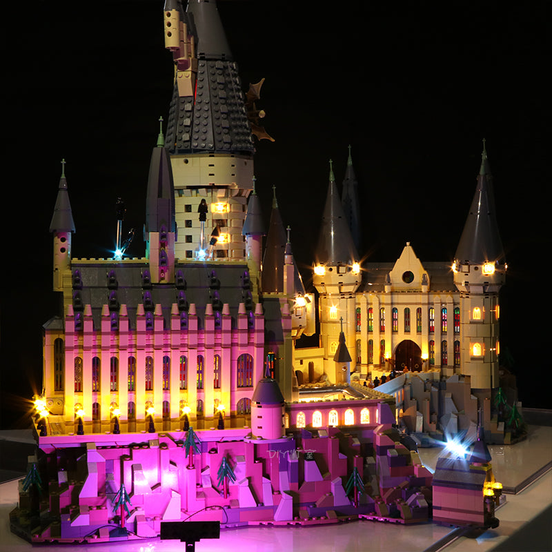 Beleuchtetes Lego Schloss Hogwarts vor schwarzem Hintergrund