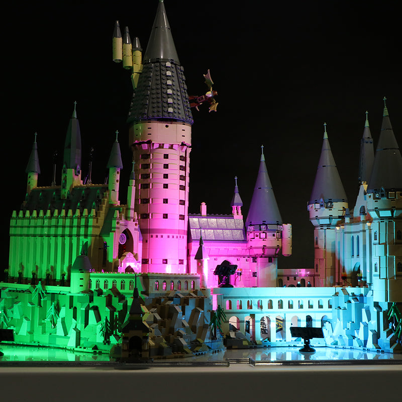 Beleuchtetes Lego Schloss Hogwarts vor schwarzem Hintergrund