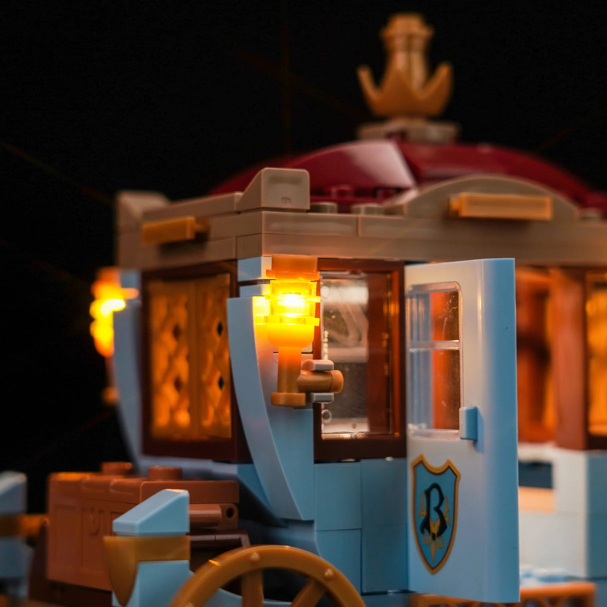 Beleuchtete Lego Kutsche mit offener Tür und goldenen Details