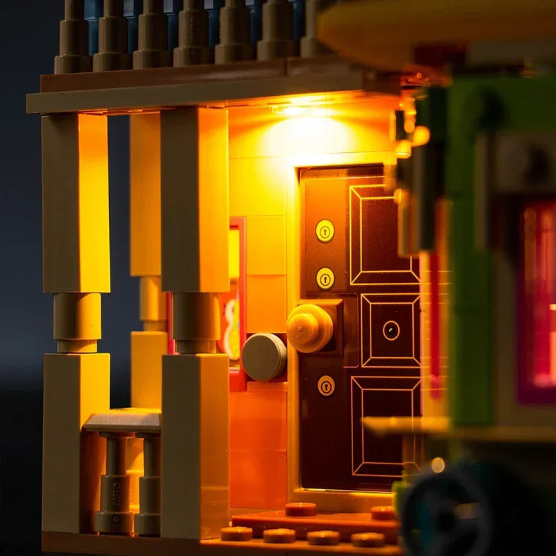 Beleuchteter Hauseingang eines Lego Modells mit gelbem Licht