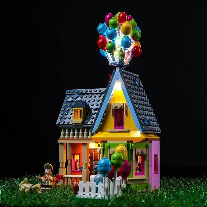 Beleuchtetes Lego Haus aus dem Film Oben mit vielen bunten Luftballons auf dem Dach
