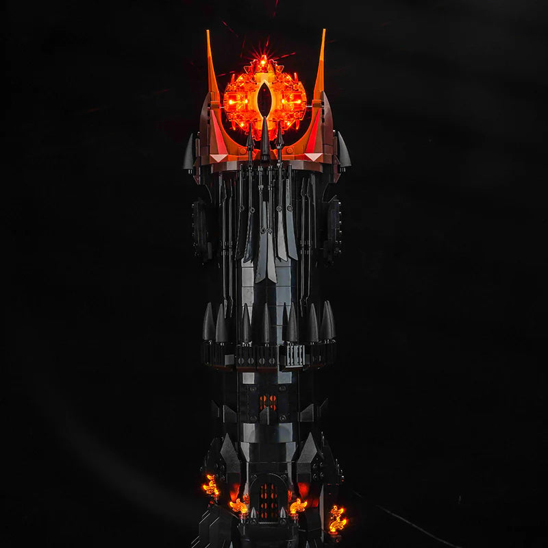 Lego Modell des Turms von Barad-dur mit leuchtendem Auge von Sauron vor schwarzem Hintergrund