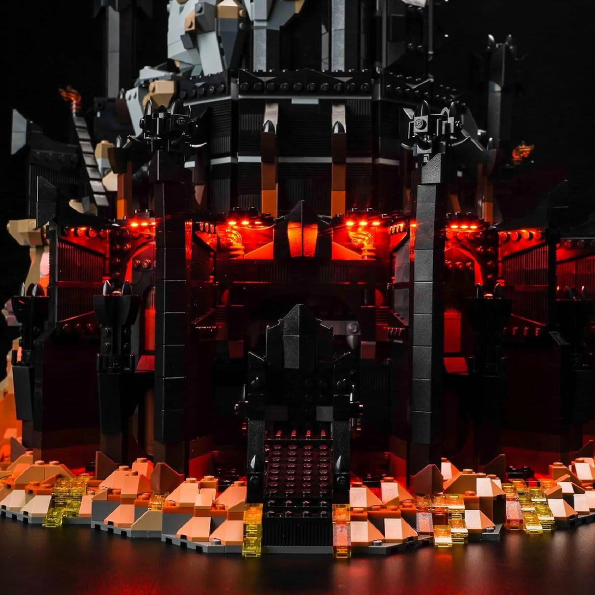 Dunkle Lego Festung mit roter Beleuchtung und feurigen Elementen am Boden
