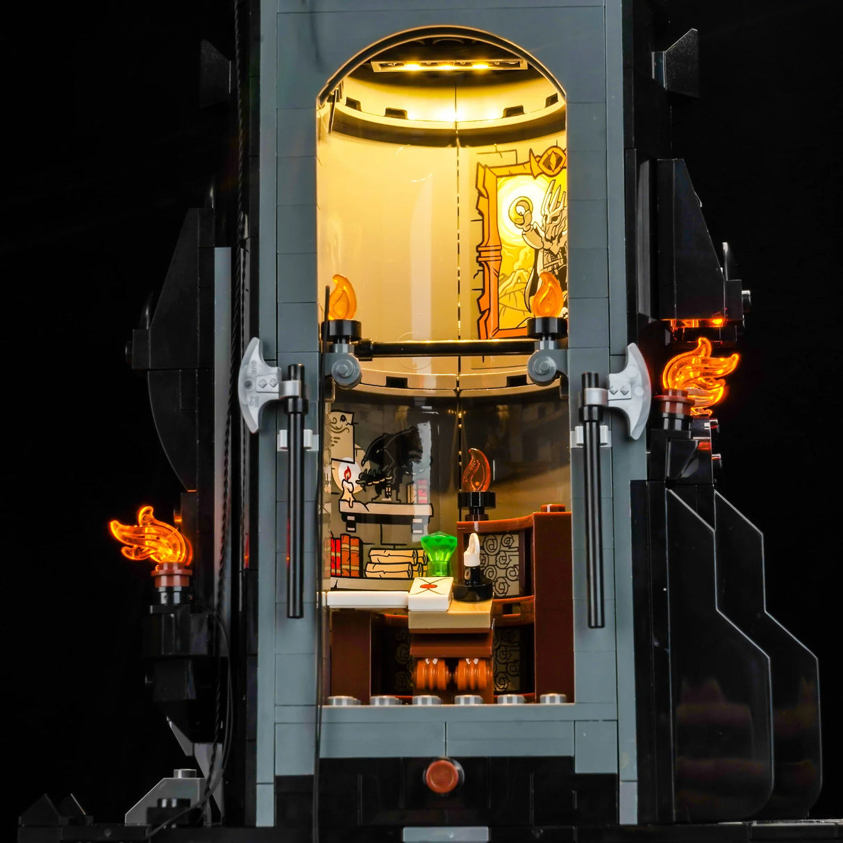 Beleuchtetes Lego Modell eines Turminnenraums mit Details wie Fackeln und einem Wandbild