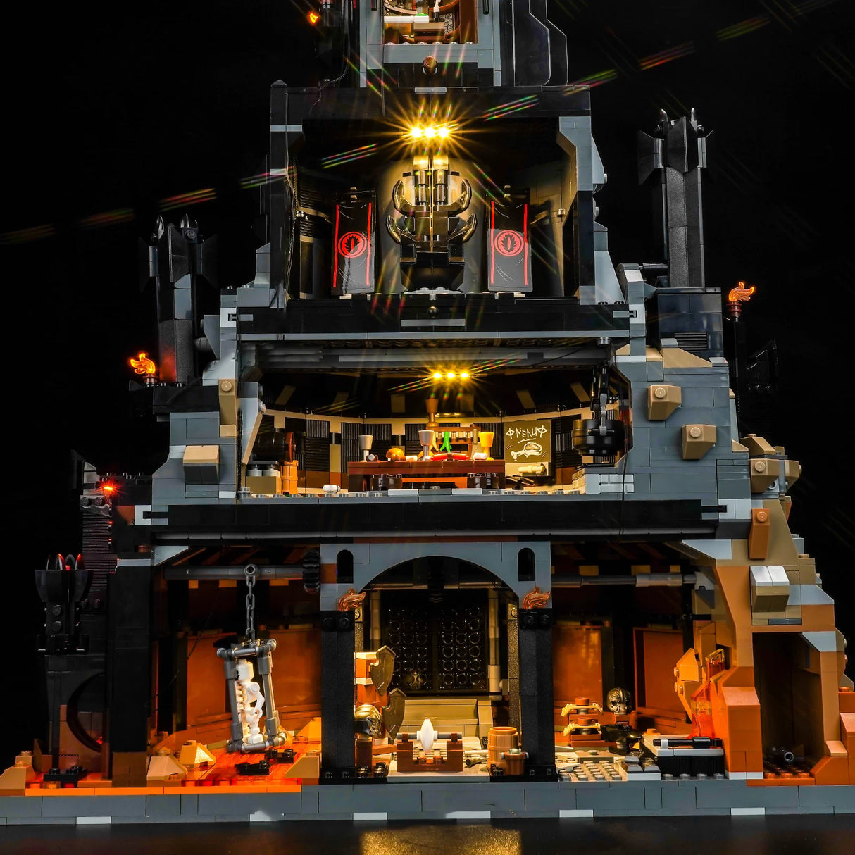 Beleuchtetes Lego Modell einer Burg mit drei Ebenen und detaillierter Inneneinrichtung