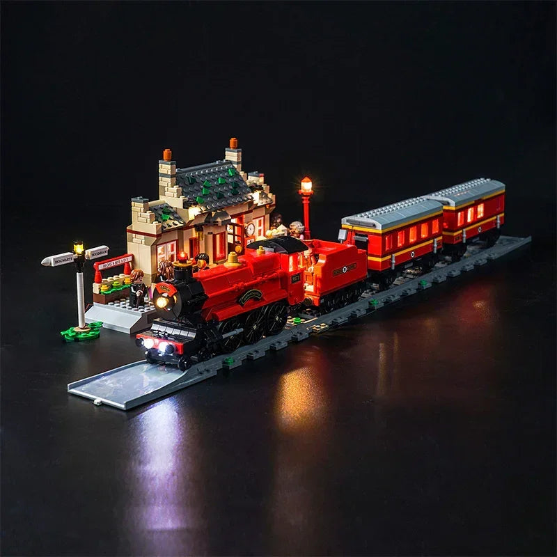 Beleuchtetes Lego Harry Potter Zugset mit Bahnhofsgebäude auf schwarzem Hintergrund