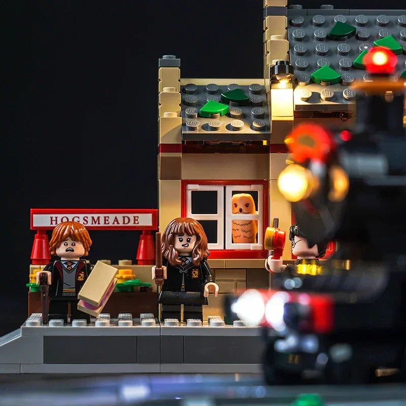 Lego Harry Potter Figuren am Bahnhof Hogsmeade mit beleuchtetem Zug