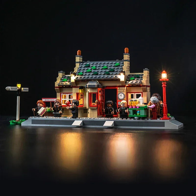 Beleuchtetes Lego Harry Potter Set Hogsmeade Bahnhof mit Minifiguren auf schwarzem Hintergrund