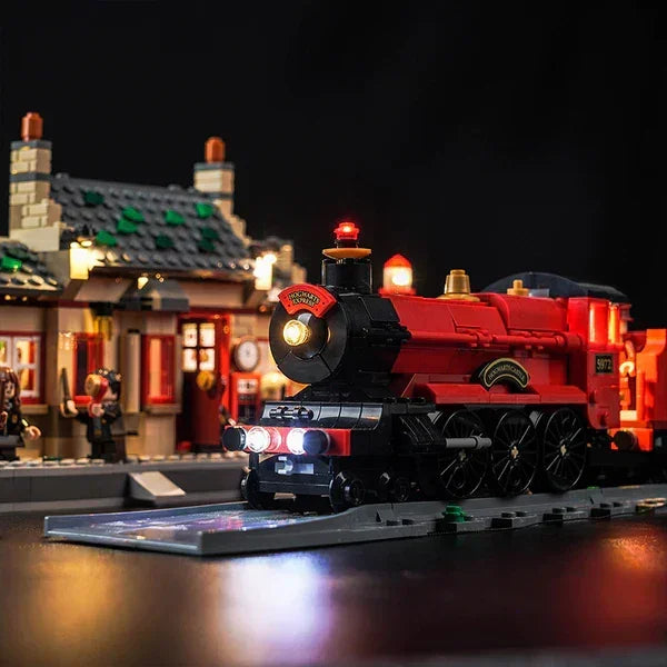 Beleuchtetes Lego Modell des Hogwarts Express Zuges vor einem Bahnhofsgebäude