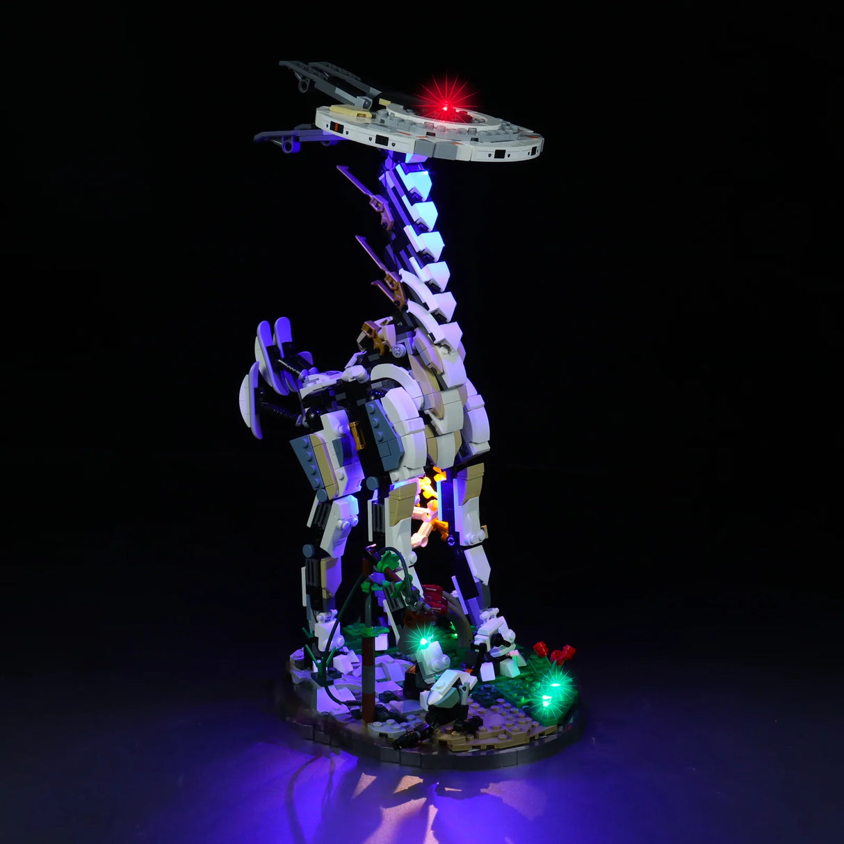 Beleuchtetes Lego Modell eines Langhals aus Horizon Zero Dawn auf schwarzem Hintergrund