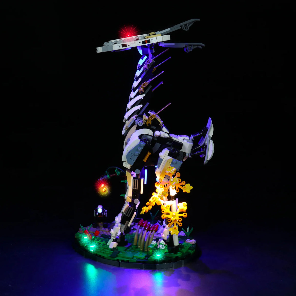 Beleuchtetes Lego Modell eines Langhals aus Horizon Zero Dawn auf einem runden Sockel