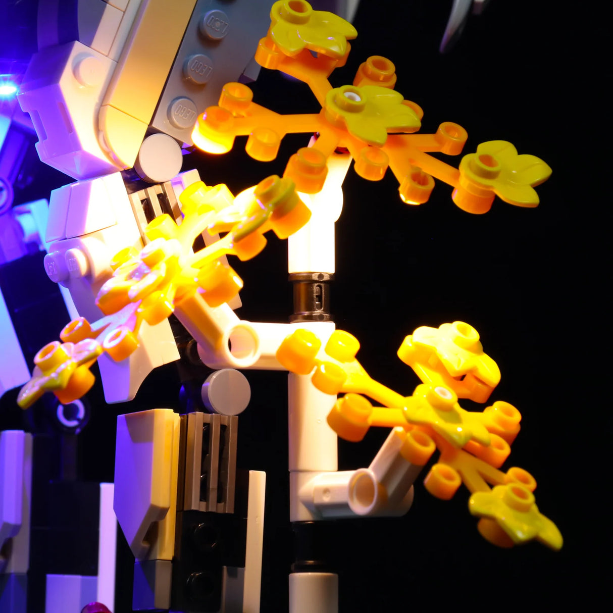 Nahaufnahme eines Lego Baumes mit gelben Blättern und Beleuchtung