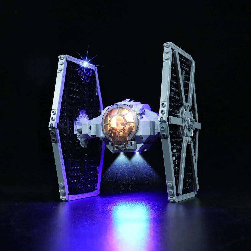Beleuchtetes Lego Star Wars TIE Jäger Modell vor schwarzem Hintergrund