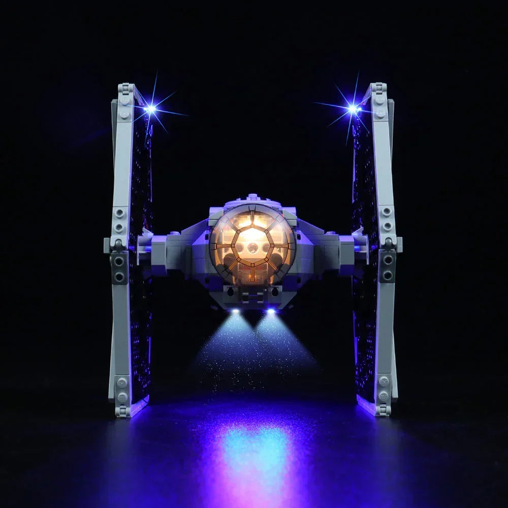 Beleuchtetes Lego Star Wars Tie Fighter Modell vor schwarzem Hintergrund