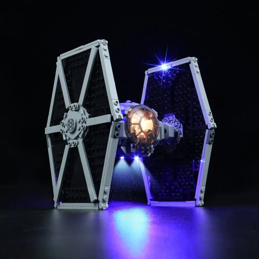 Beleuchtetes Lego Star Wars TIE Jäger Modell vor schwarzem Hintergrund