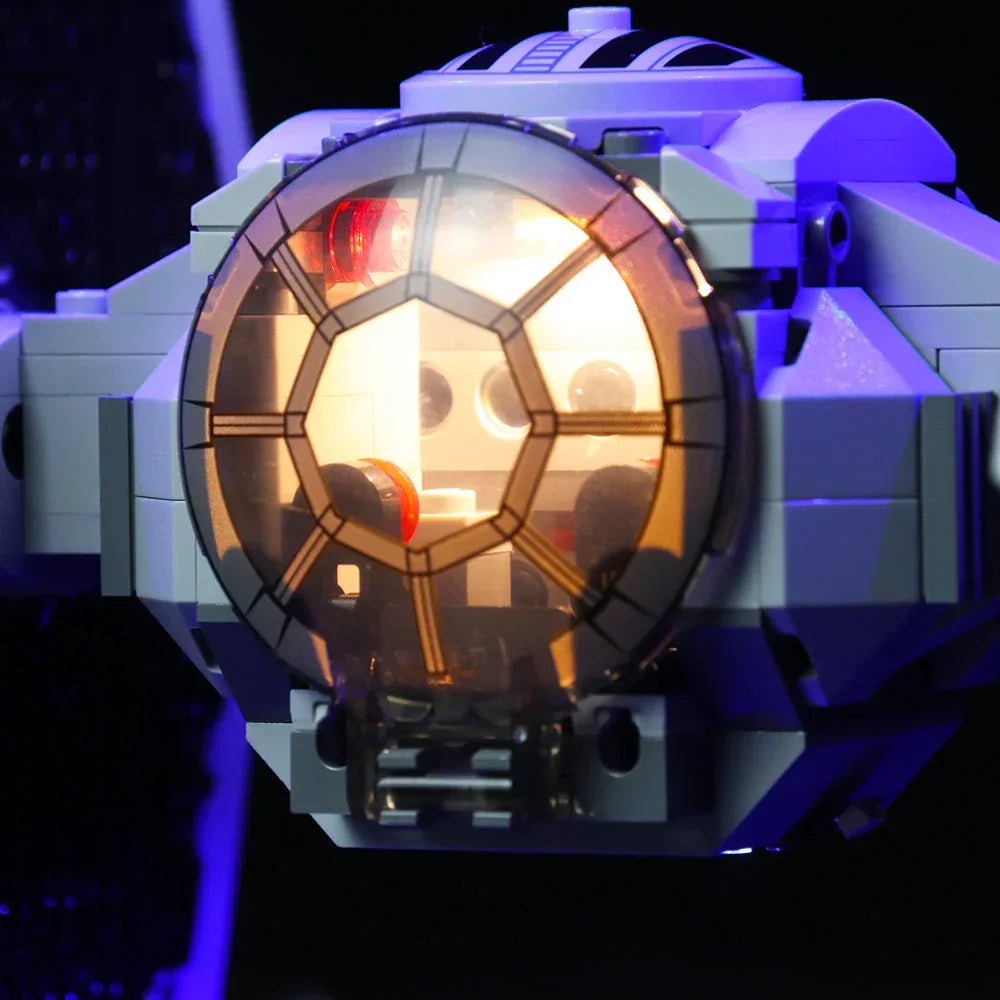 Beleuchtetes Cockpit eines Lego Star Wars TIE Jägers
