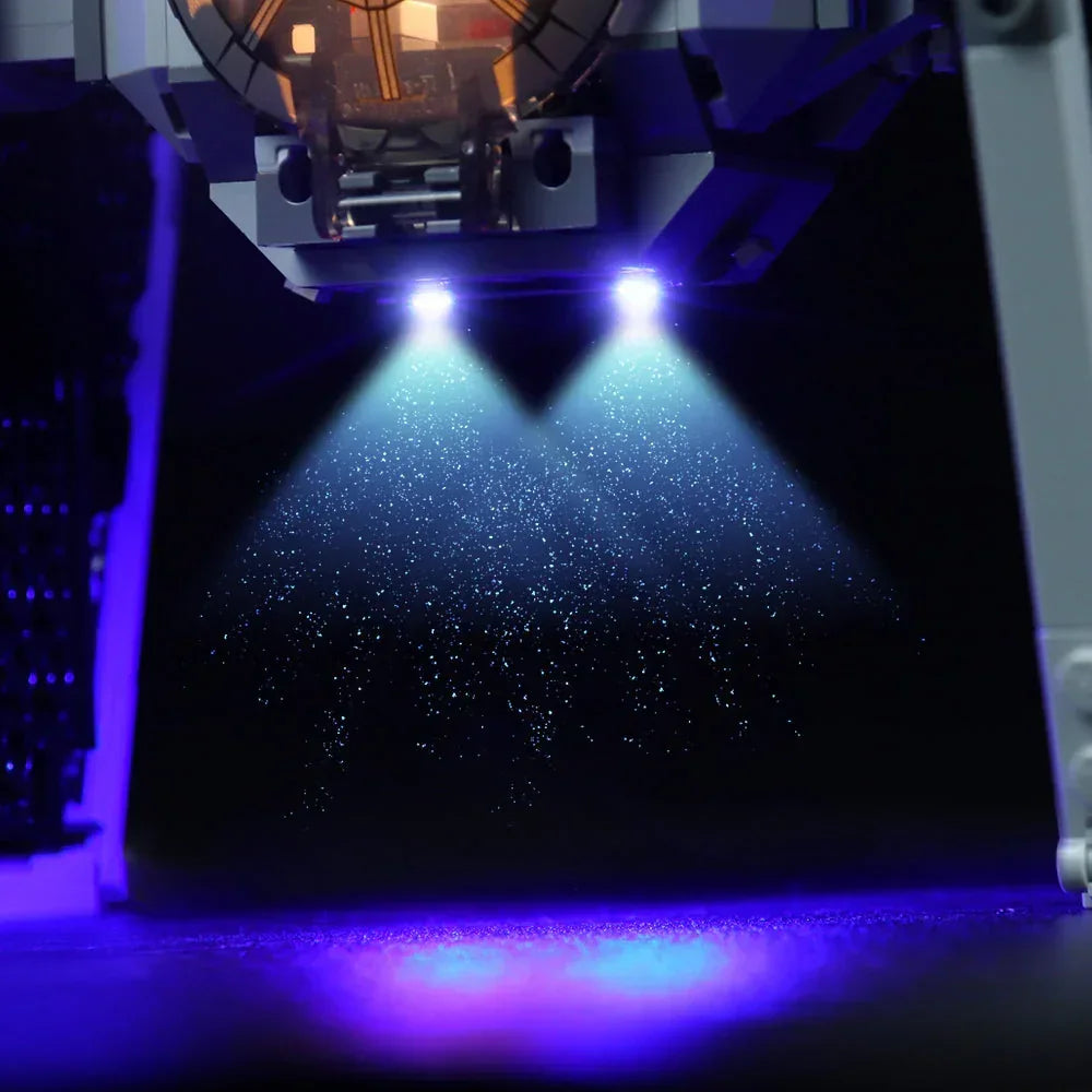 Zwei LED Scheinwerfer an einem Modellbausatz erzeugen Lichtkegel mit Sterneneffekt auf schwarzem Untergrund