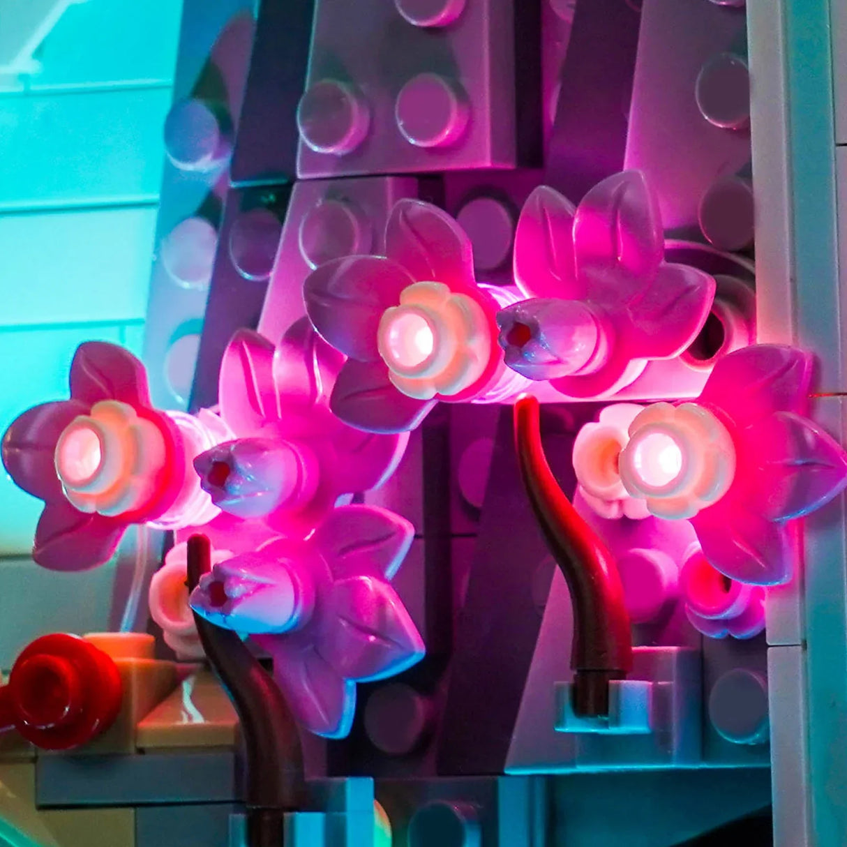 Nahaufnahme von leuchtenden rosa LEGO-Blumen mit weißen Zentren auf einem LEGO-Baum