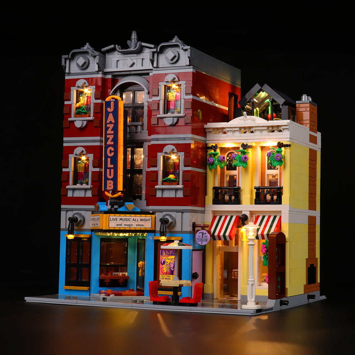 Beleuchtetes Lego Jazzclub Modell mit angrenzendem Gebaeude vor schwarzem Hintergrund