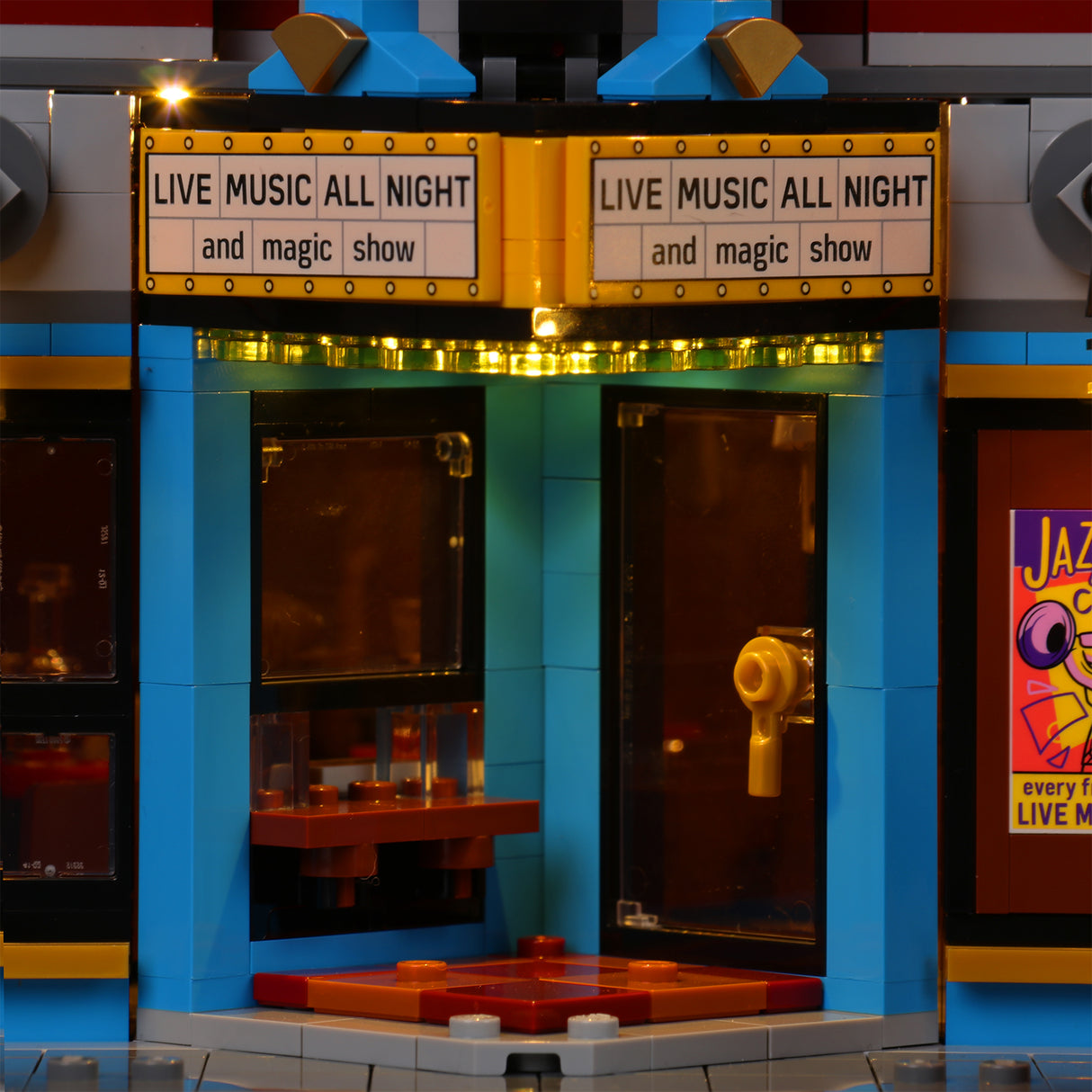 Beleuchteter Eingangsbereich eines Lego Gebaeudes mit Schildern fuer Live Musik und Zaubershow