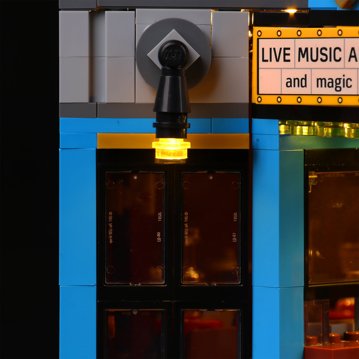 Beleuchtetes Lego Gebaeudemodell mit einem Schild fuer Live Musik und Magie