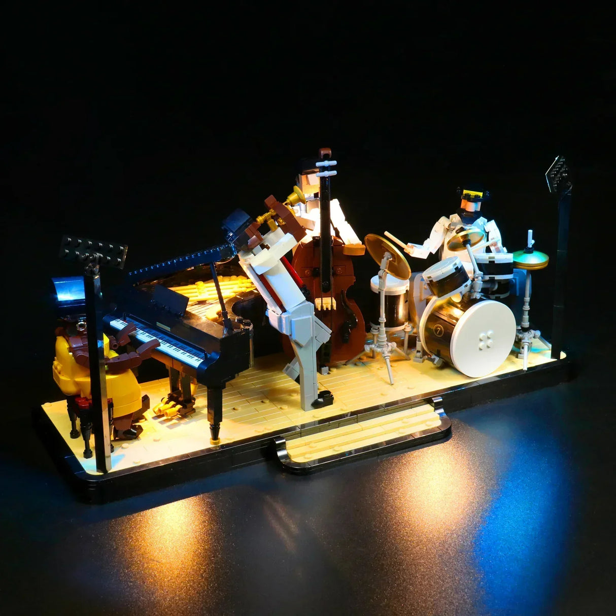 Lego Jazz Quartett Set mit beleuchtetem Klavier Kontrabass Trompete und Schlagzeug auf einer Bühne