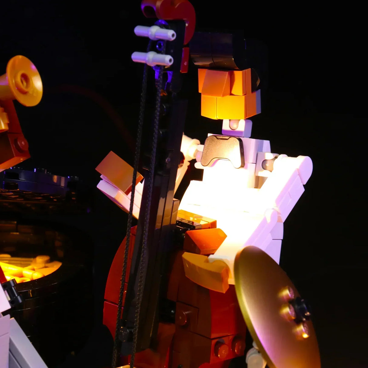 Lego Figur spielt Kontrabass vor schwarzem Hintergrund
