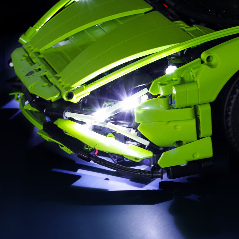Nahaufnahme der leuchtenden LED Scheinwerfer eines grünen Modellautos
