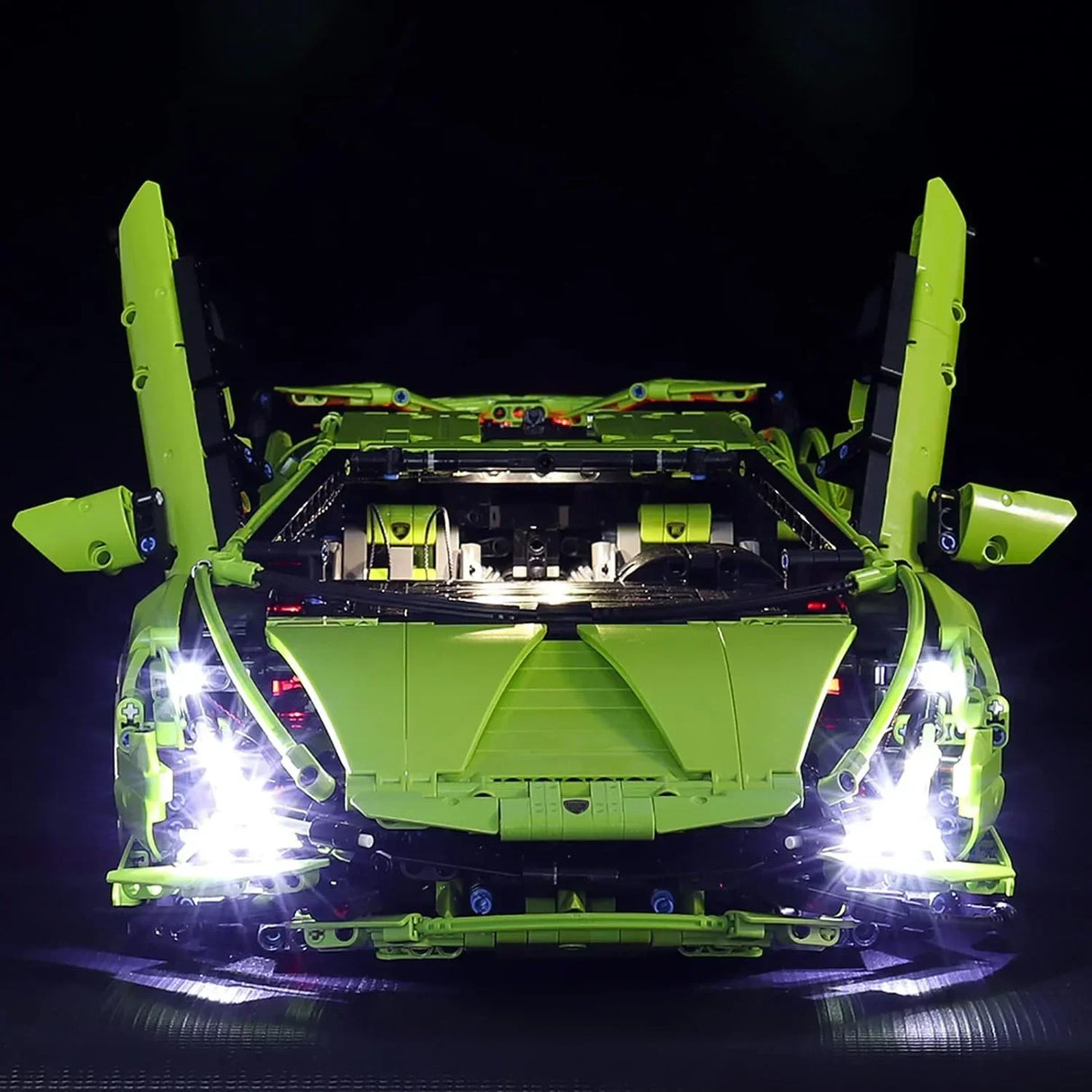 Gruenes Lego Technic Modell eines Lamborghini mit geoeffneten Tueren und eingeschalteter LED Beleuchtung