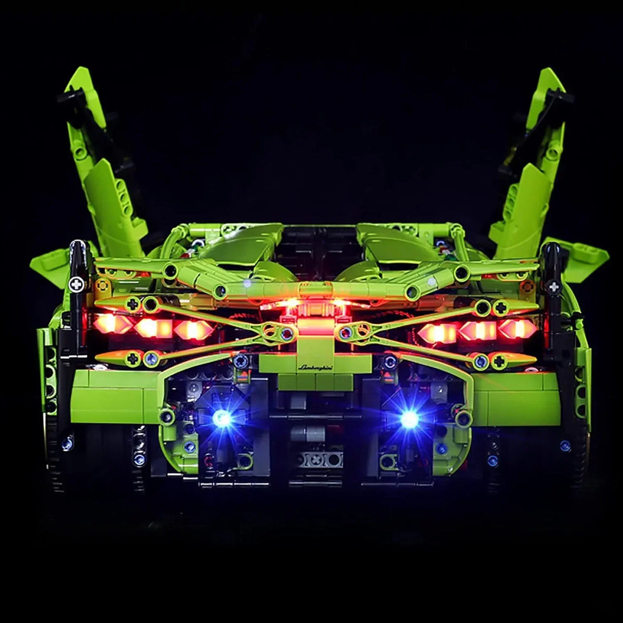 Gruenes Lamborghini Modellauto aus Klemmbausteinen mit leuchtenden Ruecklichtern vor schwarzem Hintergrund