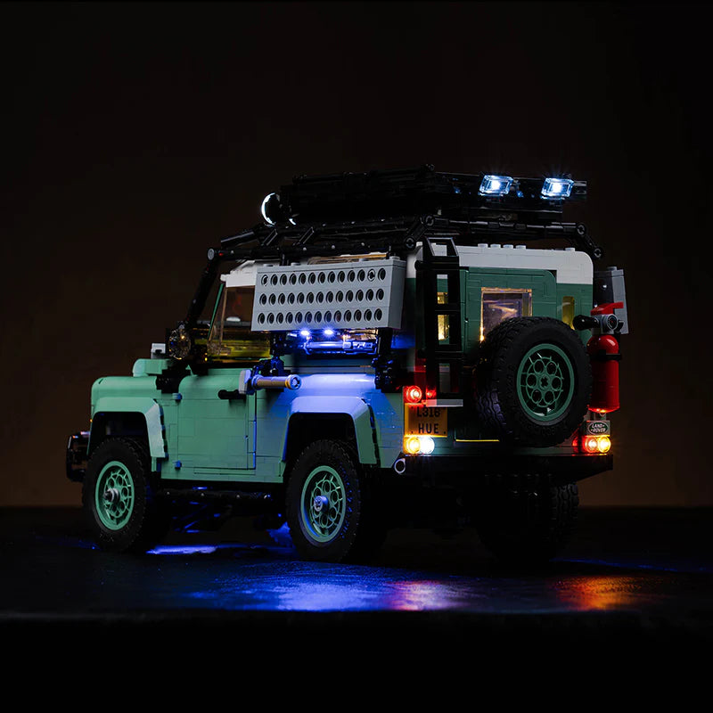 Beleuchtetes Lego Land Rover Modell in gruen vor dunklem Hintergrund