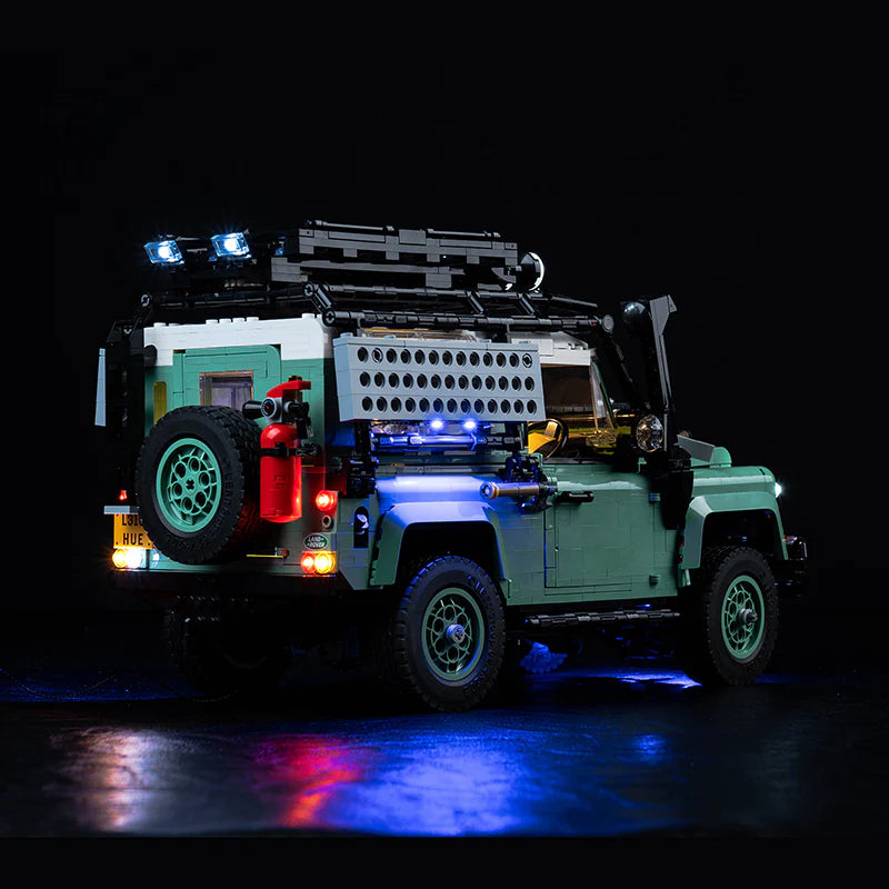 Beleuchtetes Lego Land Rover Modell in gruen vor schwarzem Hintergrund