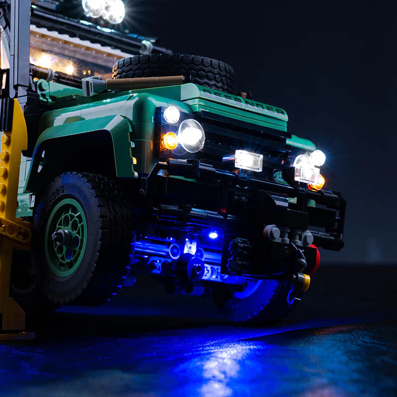 Gruenes Lego Land Rover Modell mit eingeschalteter LED Beleuchtung bei Dunkelheit