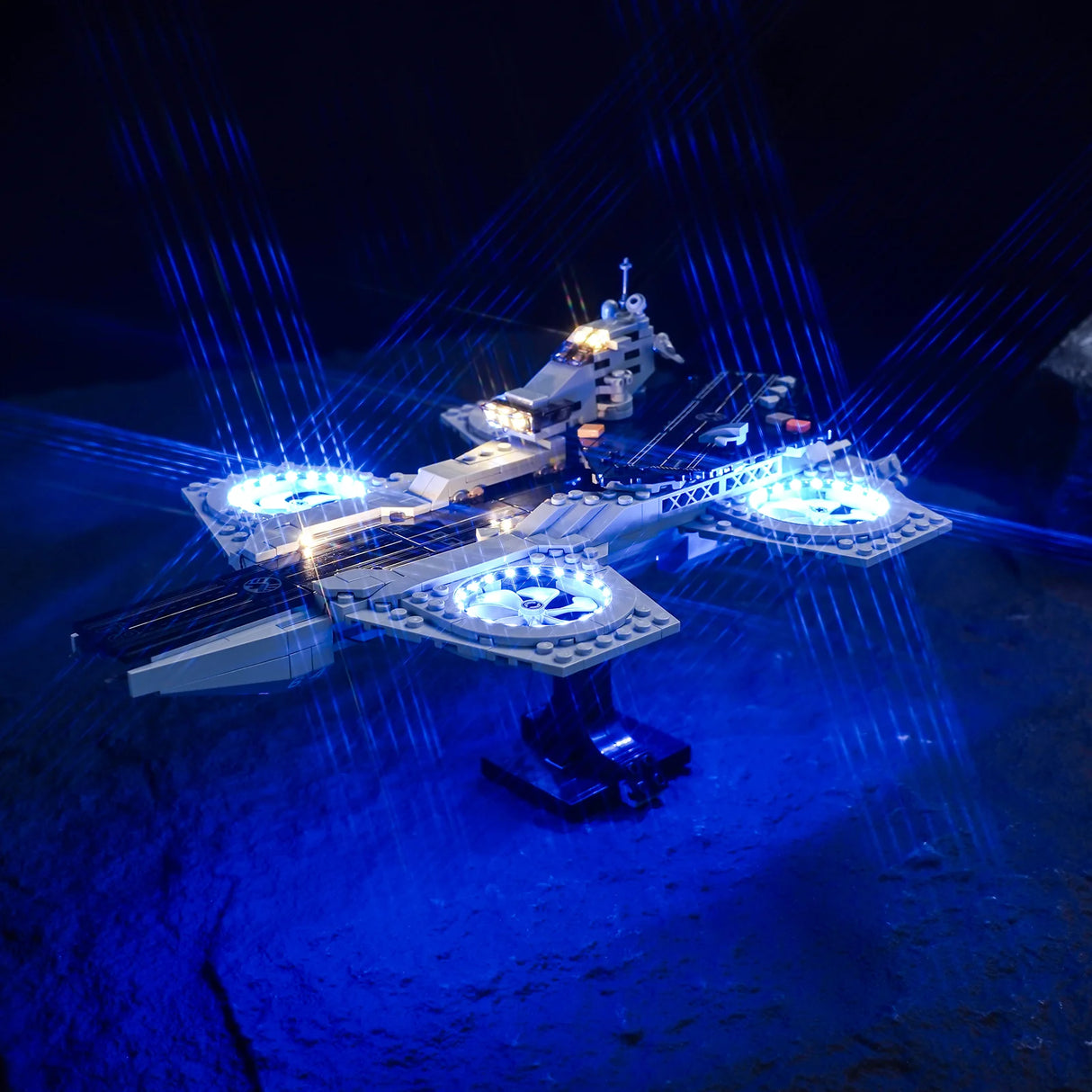 Beleuchtetes Lego Modell eines fliegenden Flugzeugträgers mit blauen Lichtstrahlen