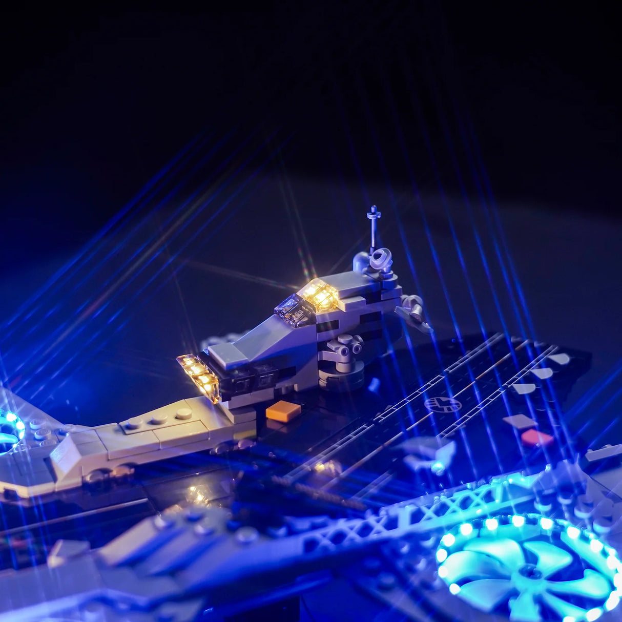 Beleuchtetes Lego Modell eines Flugzeugträgers mit blauen Lichtstrahlen