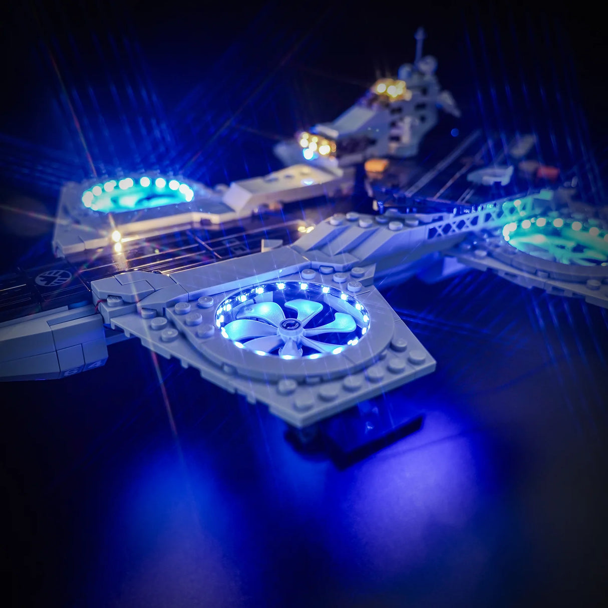 Beleuchtetes Lego Modell eines fliegenden Flugzeugträgers mit blauen LED Lichtern