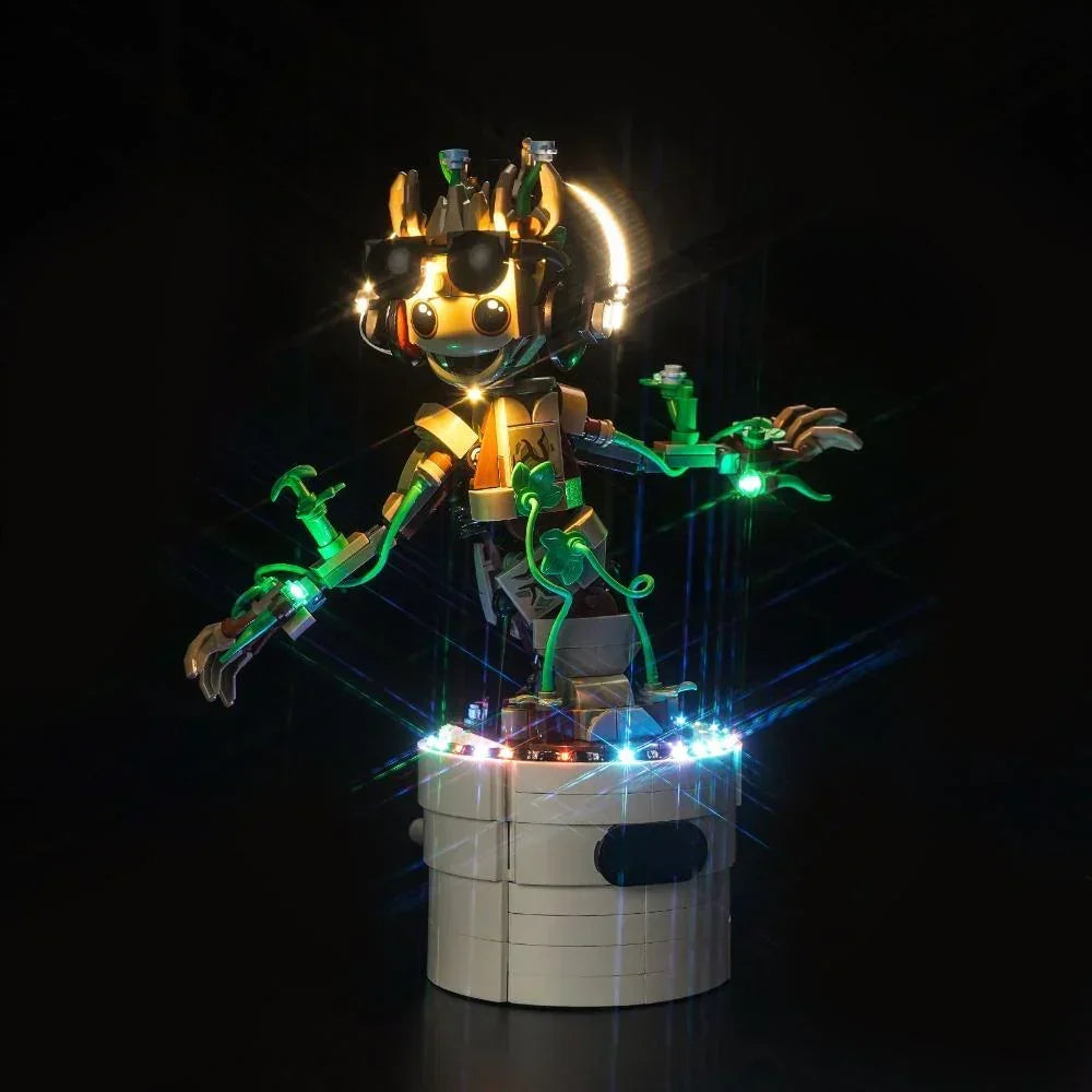 Beleuchtete Lego Groot Figur mit Kopfhörern auf einem runden Sockel