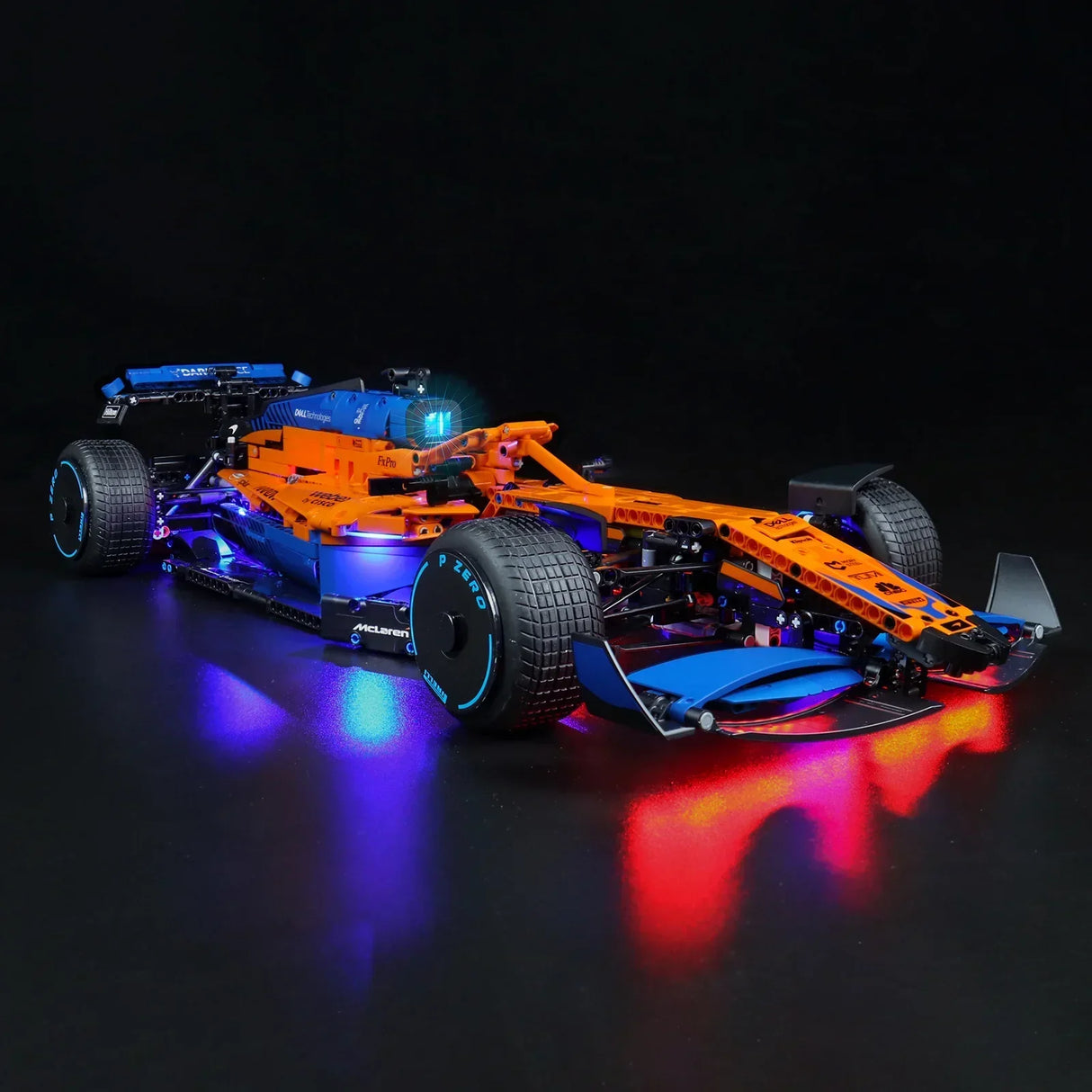 Lego Technic McLaren Formel 1 Rennwagen mit blauer und roter LED Beleuchtung auf schwarzem Hintergrund