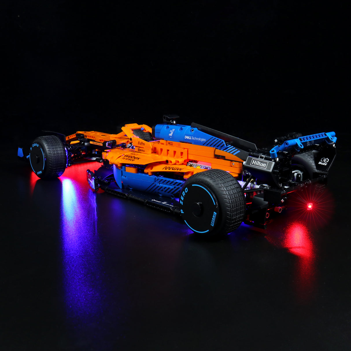 McLaren Formel 1 Rennwagen Modellbausatz mit blauer und roter LED Beleuchtung vor schwarzem Hintergrund