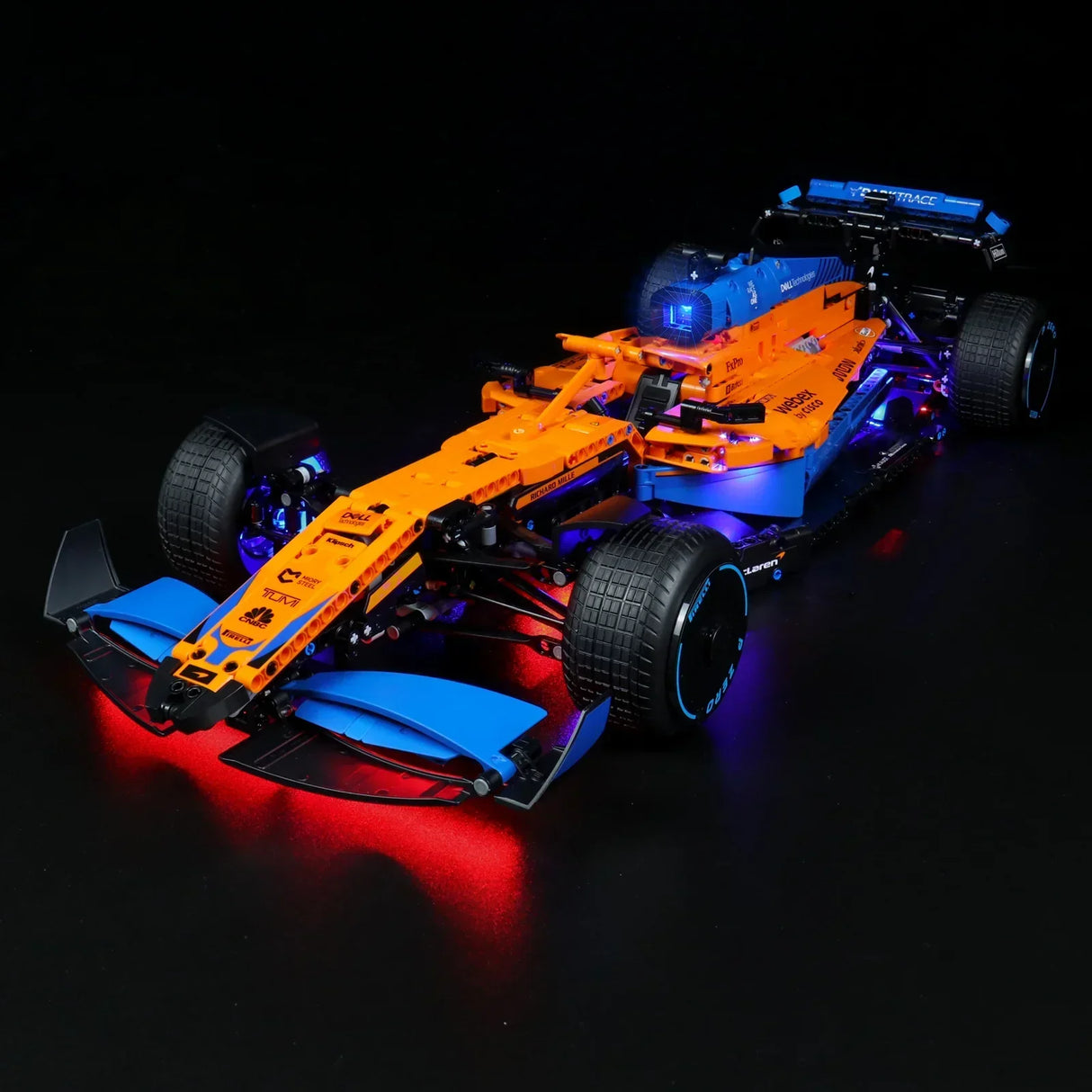 Lego Technic McLaren Formel 1 Rennwagen mit blauer und roter LED Beleuchtung vor schwarzem Hintergrund