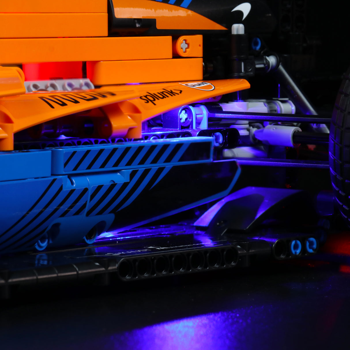 Detailansicht eines orangefarbenen Formel 1 Rennwagen Modells mit blauer LED Beleuchtung