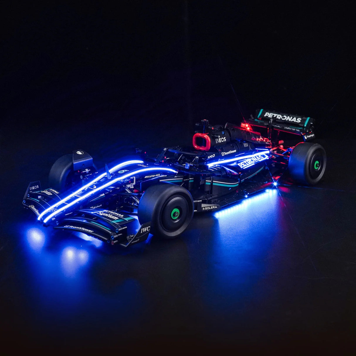 Modell eines Mercedes Formel 1 Rennwagens mit blauer LED Beleuchtung auf schwarzem Untergrund