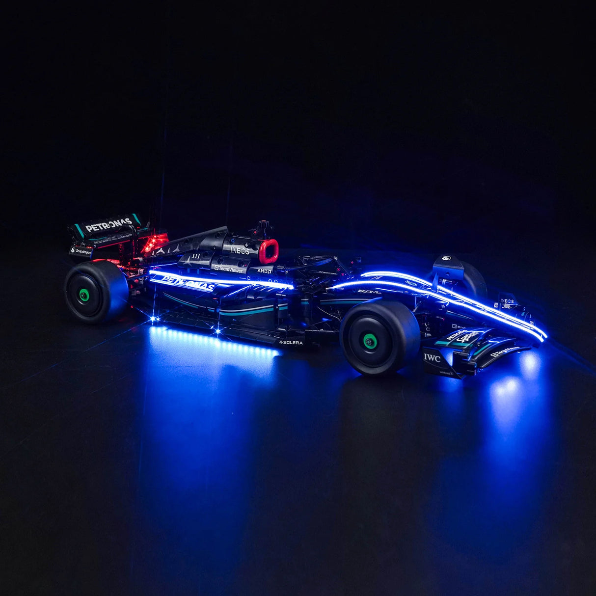 Lego Mercedes Formel 1 Rennwagen Modell mit blauer LED Beleuchtung auf schwarzem Hintergrund