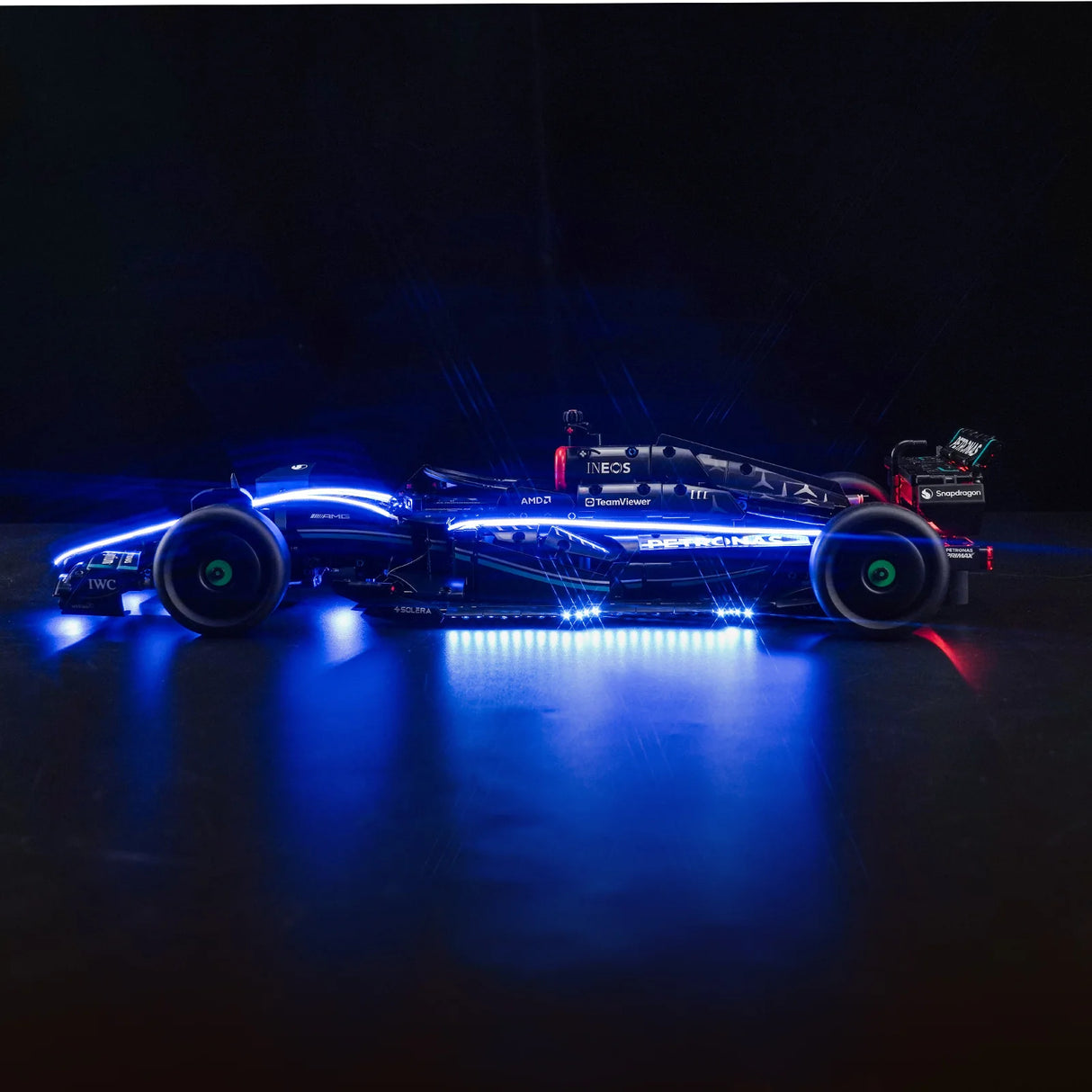 Formel 1 Rennwagen Modell mit blauer LED Beleuchtung vor schwarzem Hintergrund