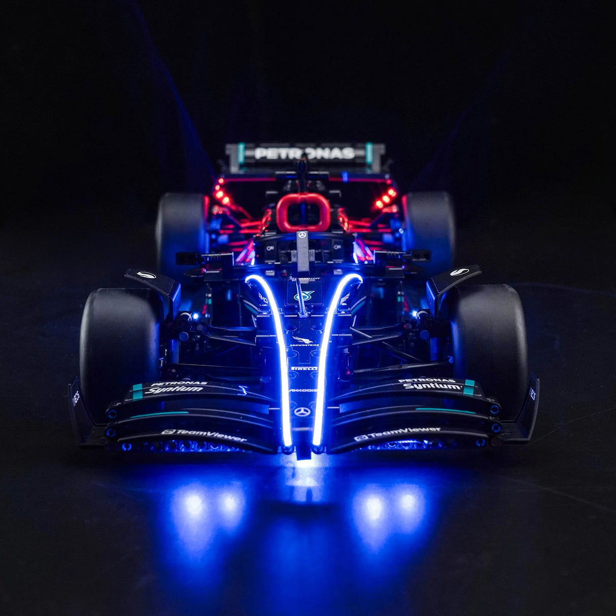 Mercedes Formel 1 Modellauto mit blauer und roter LED Beleuchtung vor schwarzem Hintergrund