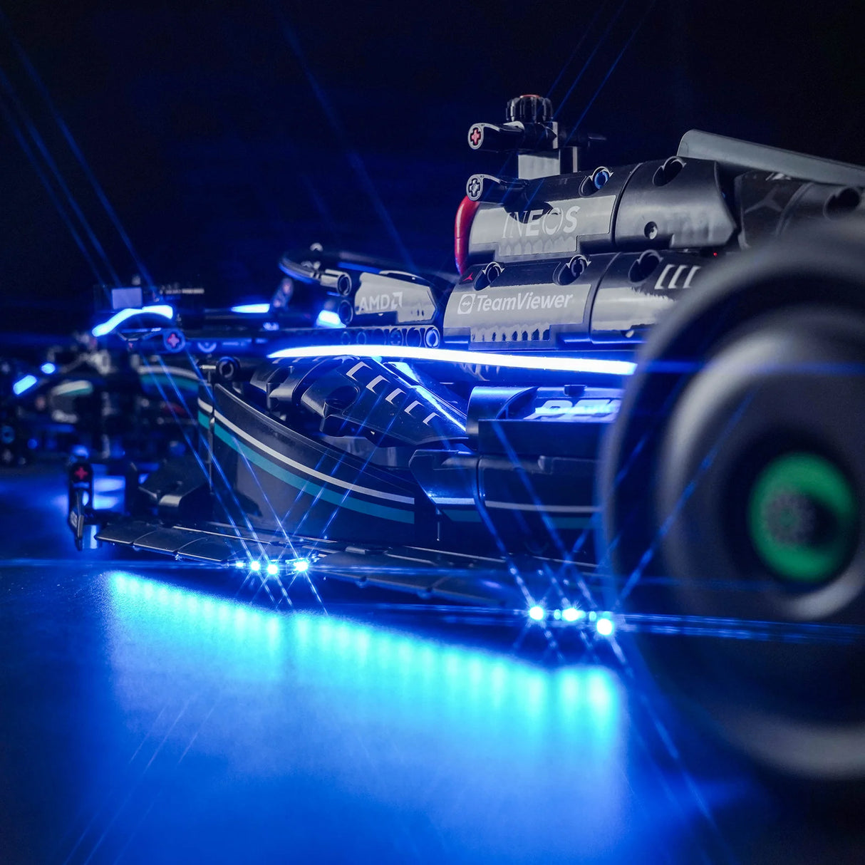 Mercedes Formel 1 Rennwagen Modell mit blauer LED Beleuchtung