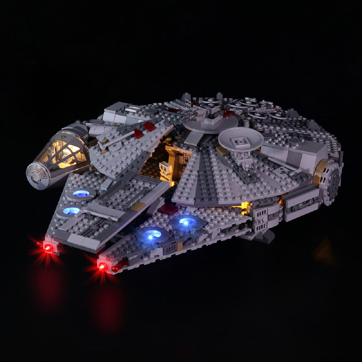 Beleuchtetes Lego Modell des Millennium Falken vor schwarzem Hintergrund