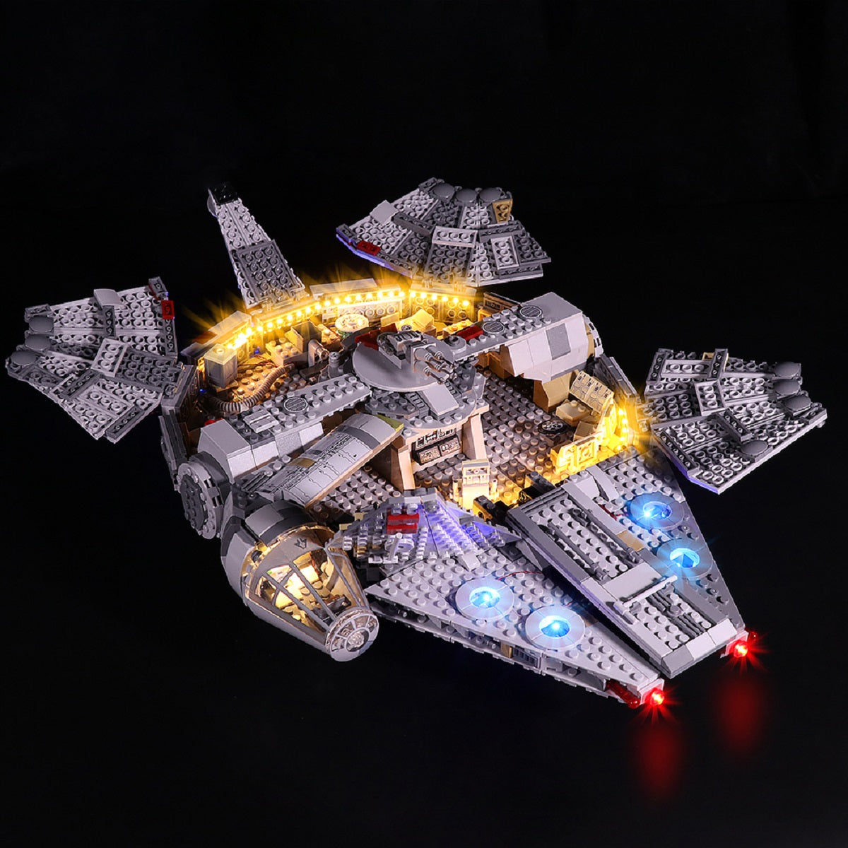 Beleuchtetes Lego Modell des Millennium Falken vor schwarzem Hintergrund