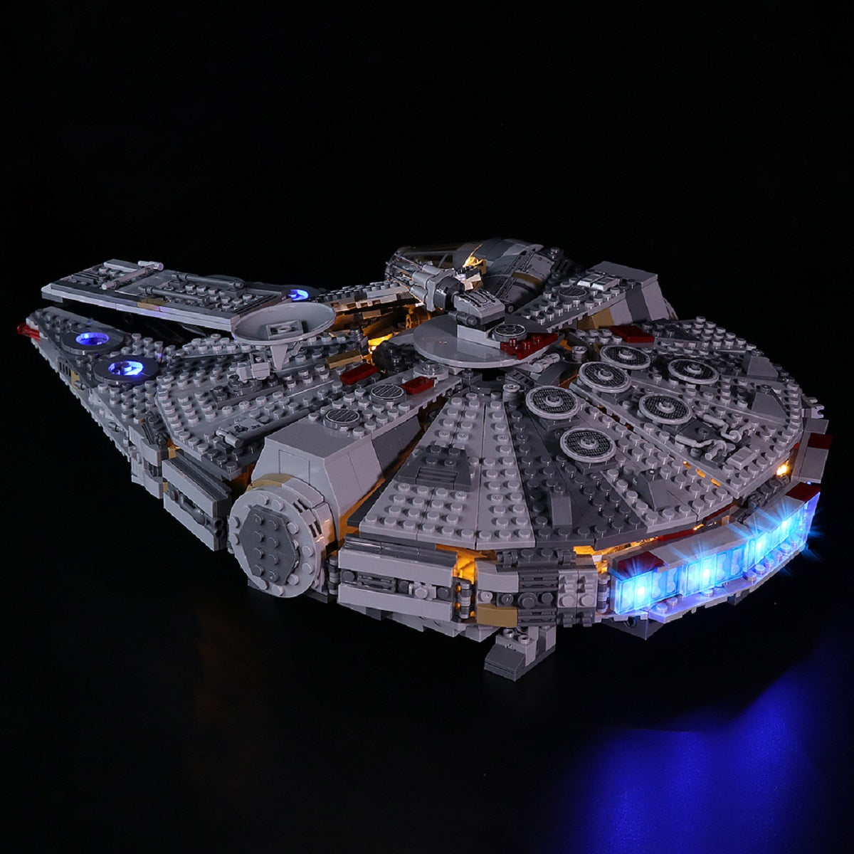 Beleuchtetes Lego Modell des Millennium Falken vor schwarzem Hintergrund